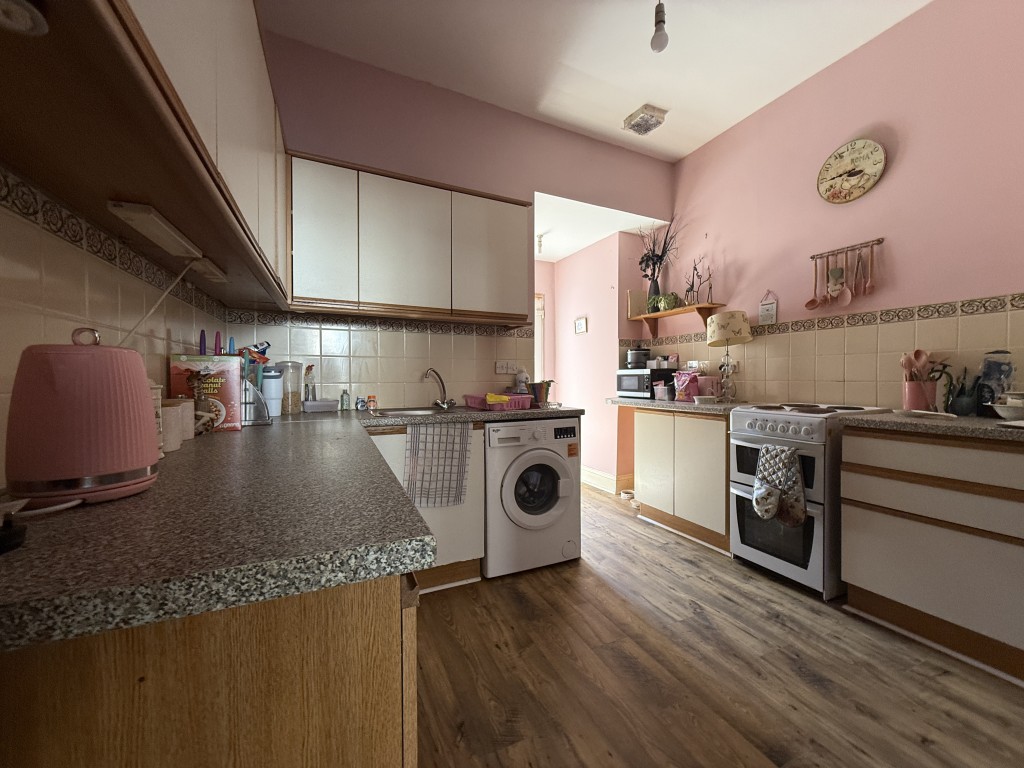 Lot: 73 - FREEHOLD RESIDENTIAL INVESTMENT ARRANGED AS TWO FLATS - Ground floor flat kitchen